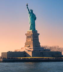 hermoso atardecer azul y rosa en la Estatua de la libertad y el rio Hudson en Nueva York, USA