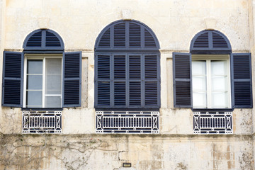 Niebieskie okiennice, na zabytkowym budynku, Mdina, Malta - obrazy, fototapety, plakaty