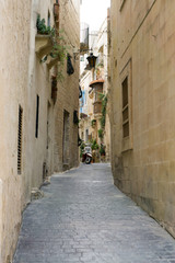 Wąska alejka, krajobraz, skuter, Mdina, Malta © Mariusz