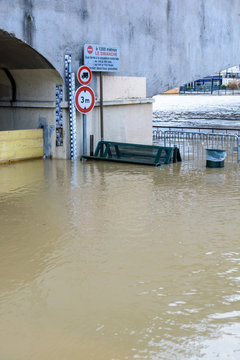 Flood markers and road signs at the entrance of a tunnel flooded by the important rise in the water level of the river Marne. 