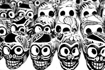 Fototapeta premium calaveras mexicanas hechas a mano por artistas mexicanos en blanco y negro del mercado de artesanías en San Miguel de Allende México