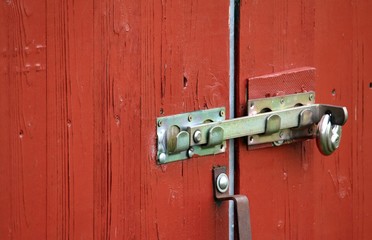 Riegel verschliesst rote Türen