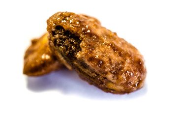 Gebrannte kandierte Mandel Mandeln isoliert freigestellt auf weißen Hintergrund, Freisteller
