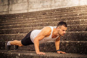 Fototapeta premium Fitness man doing push up