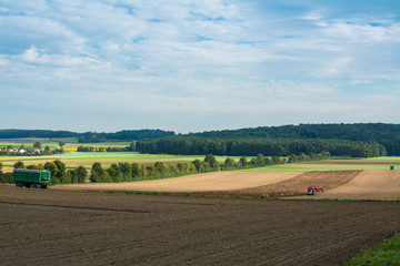 Obraz premium Feldarbeit mit Erntemaschine