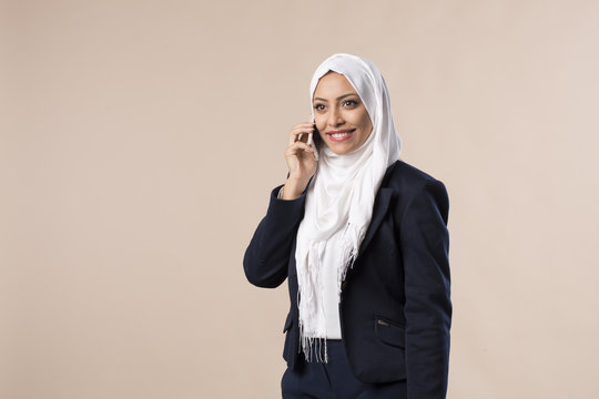Femme arabe musulmane en hijab parle au telephone 