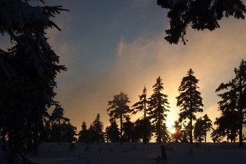 Zachód słońca w Górach Bialskich, Polska © Iwona