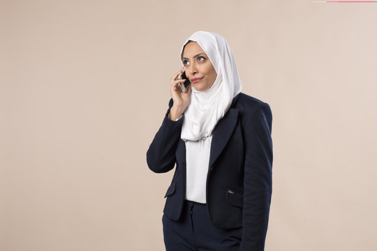 Femme arabe musulmane en hijab parle au telephone 
