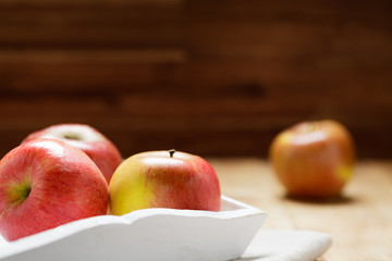 Äpfel in Holzschale