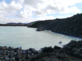 Fototapeta na wymiar Blaues Siliziumwasser inmittten von Felsen