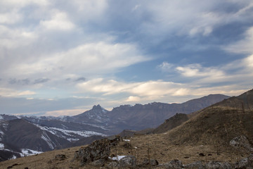 Горный пейзаж. Красивый вид на высокие скалы, живописное ущелье, дикая природа Северного Кавказа