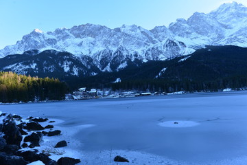Eibsee im Wettersteingebirge in Bayern 