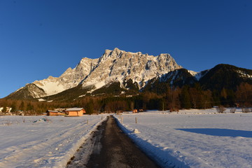 Alpenglühen an der Zugspitze von Ehrwald (Tirol) aus