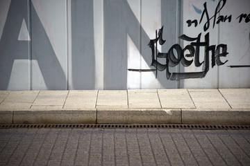 Bekritzelte Straßenabsperrung / Die Nahaufnahme einer mit dem Wort Goethe bekritzelten...