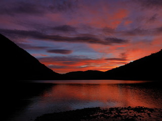 atardecer en un lago