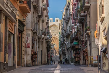Stof per meter Kathedraal van Tarragona aan het einde in de straat in het midden van de handel van de oude wijk van de Catalaanse stad in Spanje © Daniel Rodriguez