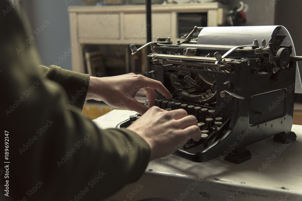 Fototapete Man Using Typing Retro Typewriter Machine Work Writer