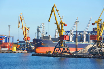 Fototapeta premium Bulk cargo ship under port crane