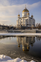 Fototapeta premium Храм Христа Спасителя зимним, морозным днем.