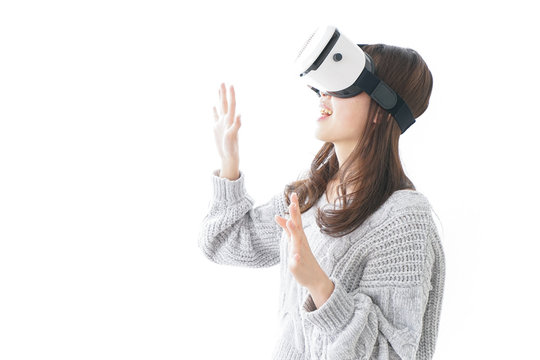 VRの体験をする女性