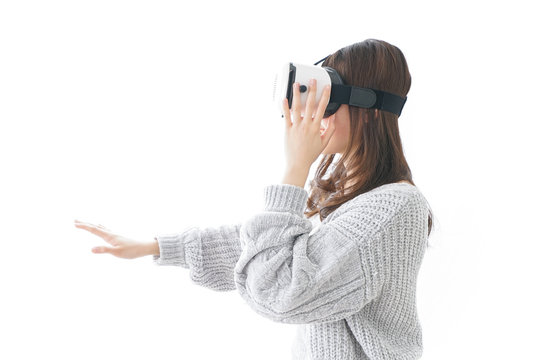 VRの体験をする女性