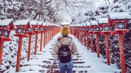 神社の雪景色と女性