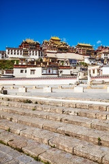 Obraz premium Songzanlin Monastery, built in 1679, is the largest Tibetan Buddhist monastery in Yunnan province, known as Little Potala Palace, China.