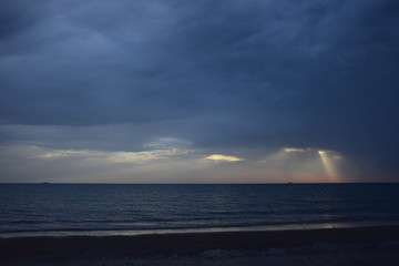 Dunkle Gewitterwolken über dem Meer
