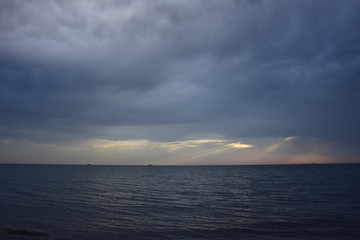 Fototapeta na wymiar Dunkle Gewitterwolken über dem Meer