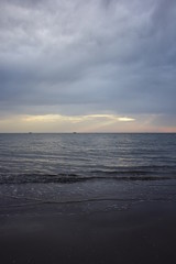 Dunkle Gewitterwolken &uuml;ber dem Meer