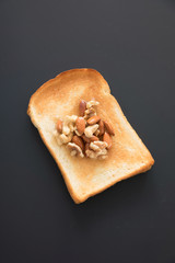 ナッツと蜂蜜を乗せたトースト