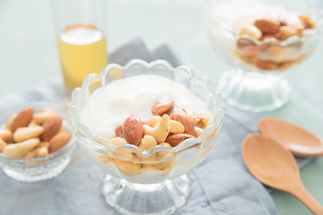 ナッツとはちみつを乗せたヨーグルト