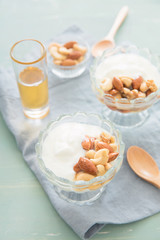 ナッツとはちみつを乗せたヨーグルト