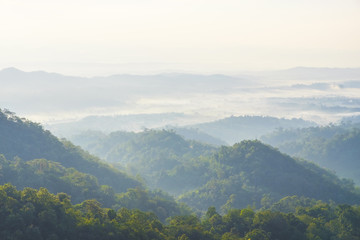 Naklejka premium Chmury i góry rano zimą