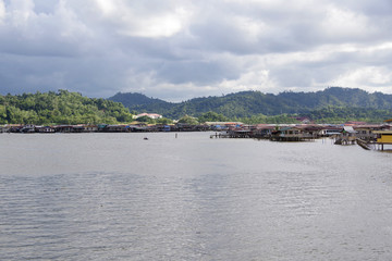世界最大の水上集落カンポンアイル