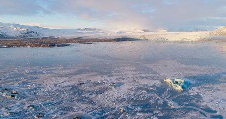 glacier et banquise en vue aérienne © Fly_and_Dive