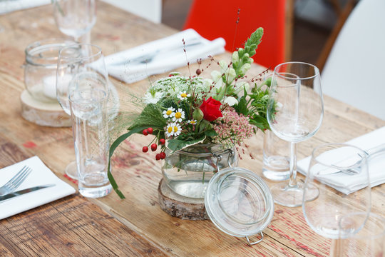 Florale Tischdekoration