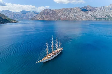 Deurstickers Luchtfoto Luchtfoto van het grote witte zeilschip in de Bokaktorsky-baai. Montenegro.