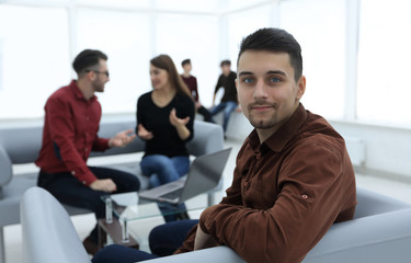 Obraz premium employee on the background of business team