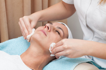 Obraz na płótnie Canvas young woman having facial treatment in beauty salon