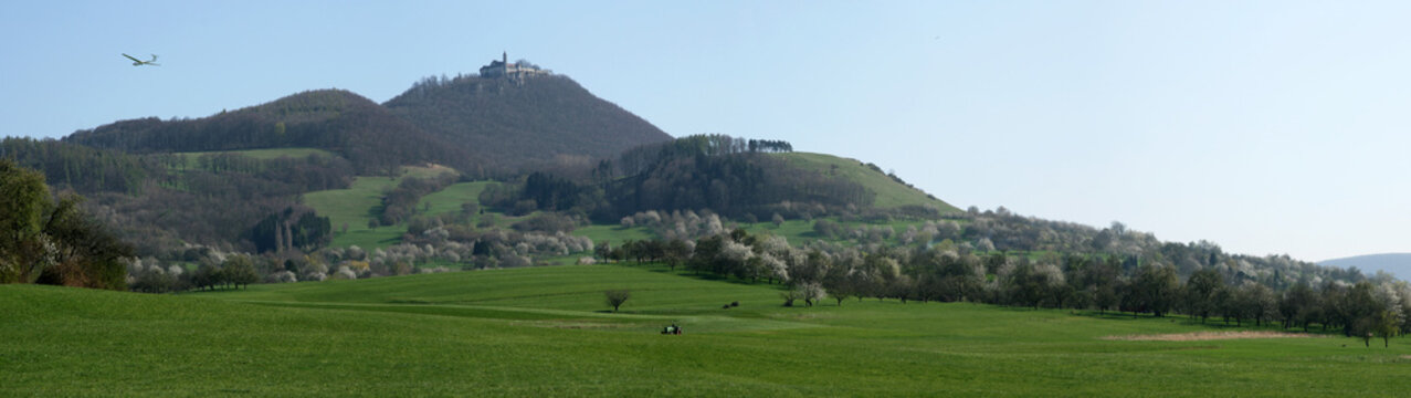 Burg Teck mit Segelflugzeug,  Schw&auml;bische Alb
