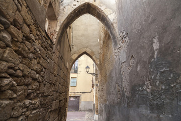 Fototapeta na wymiar Narrow street in Jewish quarter of Tarragona, Catalonia, Spain.
