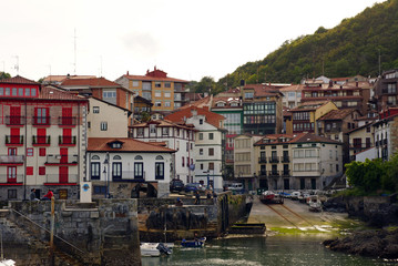 Stadtpanorama von Mundaka im Baskenland