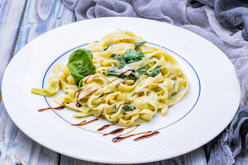 Vegetarian fettuccine with spinach