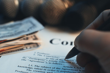 In the hand grip, fills in the contract between the producer and partner
