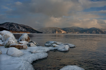 Obraz premium Russia. mountain Altai. Sunset on lake Teletskoye.