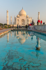 Naklejka premium niebieska fontanna odbijająca w Taj Mahal, Agra, Uttar Pradesh
