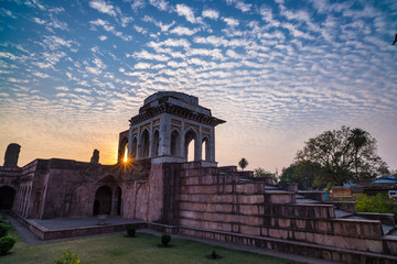 Obraz premium Mandu India, afghan ruins of islam kingdom, mosque monument and muslim tomb. Colorful sky at sunrise.