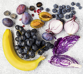 Vegetables and fruits rich in vitamin anthocyanin: bananas, blueberries, red cabbage, sweet purple onions, dark grapes, prunes. Benefits of nutrition for the heart and cardiovascular system. Top view