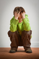 Enfant victime triste - concept maltraitance, solitude dépression et chagrin